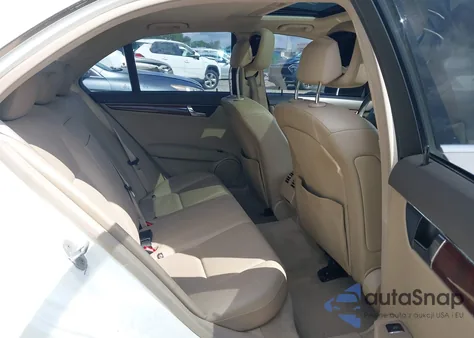 2010 Mercedes-Benz C 300 Luxury/Sport z USA, uszkodzony, nr VIN WDDGF5EB3AR089831